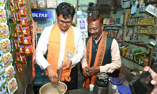 चाय बनाते नजर आए मंत्री ओपी चौधरी, वीडियो चाय बनाते नजर आए मंत्री ओपी चौधरी, वीडियो