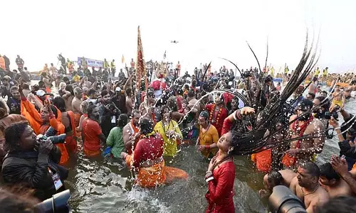 Prayagraj: नृत्य, ढोल और उत्साह, हाथ में गदा और तलवार, आकर्षण का केंद्र बने नागा साधु, स्नान के दौरान मस्ती Prayagraj: नृत्य, ढोल और उत्साह, हाथ में गदा और तलवार, आकर्षण का केंद्र बने नागा साधु, स्नान के दौरान मस्ती