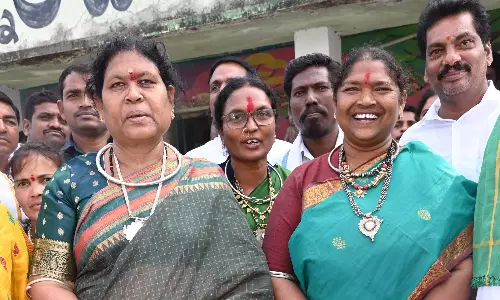 Telangana: आदिवासी नेताओं ने सांस्कृतिक कार्यक्रमों में पारंपरिक पोशाक-टैटू को फिर से शुरू Telangana: आदिवासी नेताओं ने सांस्कृतिक कार्यक्रमों में पारंपरिक पोशाक-टैटू को फिर से शुरू