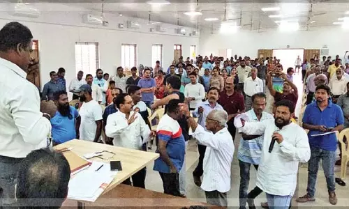 Mayem गांव वालों ने भूमि विवाद को लेकर इंटरनेशनल लॉ कॉलेज का विरोध किया