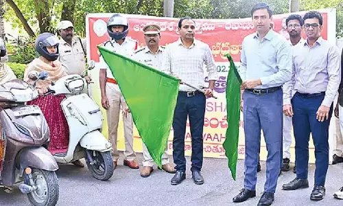 Andhra Pradesh : चित्तूर में सड़क सुरक्षा जागरूकता अभियान ने पकड़ी गति Andhra Pradesh : चित्तूर में सड़क सुरक्षा जागरूकता अभियान ने पकड़ी गति