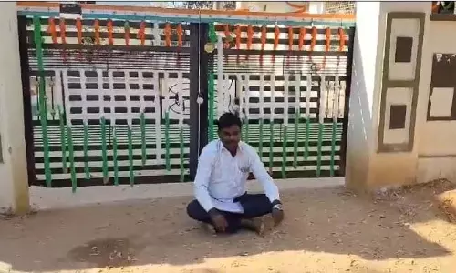 सिविल ठेकेदार ने बिलों के भुगतान की मांग करते हुए Ibrahimpatnam तहसीलदार कार्यालय पर ताला जड़ दिया