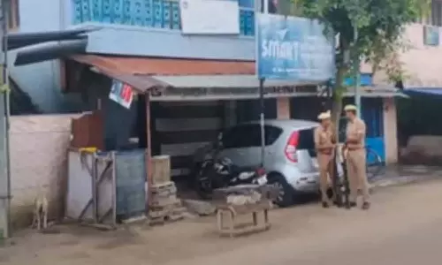 NIA ने मन्नारगुडी स्थित घर पर छापेमारी के बाद बाबा फखरुद्दीन को गिरफ्तार किया NIA ने मन्नारगुडी स्थित घर पर छापेमारी के बाद बाबा फखरुद्दीन को गिरफ्तार किया