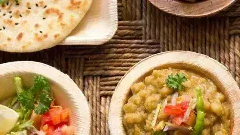 Matar Kulcha स्ट्रीट फूड के रूप में है लोकप्रिय Matar Kulcha स्ट्रीट फूड के रूप में है लोकप्रिय