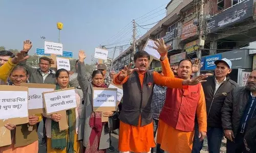 Jammu में आभूषण की दुकान में डकैती से कानून-व्यवस्था को लेकर चिंता Jammu में आभूषण की दुकान में डकैती से कानून-व्यवस्था को लेकर चिंता