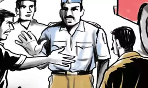 Allahabad: दो हॉस्पीटलों के संचालक पुलिस के सामने भिड़े Allahabad: दो हॉस्पीटलों के संचालक पुलिस के सामने भिड़े