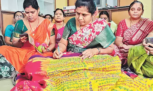 Telangana: रेशम की साड़ी पर ललिता सहस्र नाम लिखकर देवी को भेंट करने का निर्णय लिया Telangana: रेशम की साड़ी पर ललिता सहस्र नाम लिखकर देवी को भेंट करने का निर्णय लिया