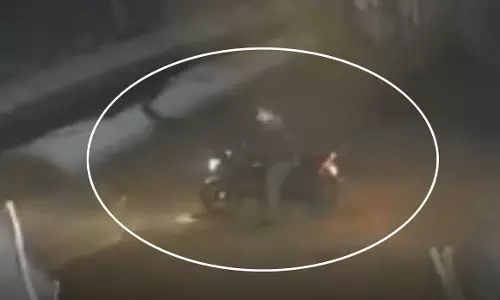 LIVE वीडियो: बाइक सवार युवक को घेरकर बेरहमी से पीटा, दर्द से निकली चीखें