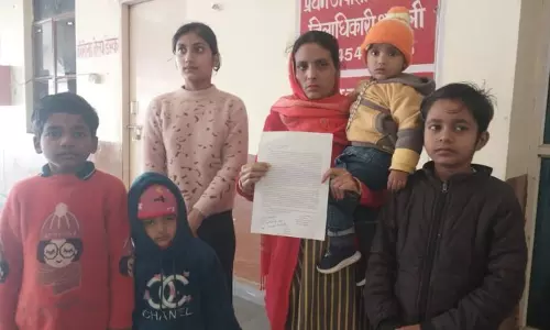 Shamli: बच्चों संग कलेक्ट्रेट पहुंच विवाहिता ने सास व देवर पर लगाया उत्पीड़न करने का आरोप