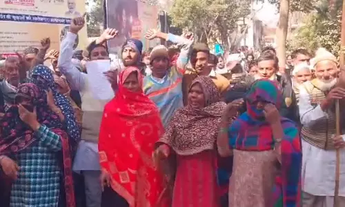 Shamli: ग्रामीणों ने कलेक्ट्रेट पहुंच एक व्यक्ति पर अवैध वसूली करने का आरोप लगाया Shamli: ग्रामीणों ने कलेक्ट्रेट पहुंच एक व्यक्ति पर अवैध वसूली करने का आरोप लगाया