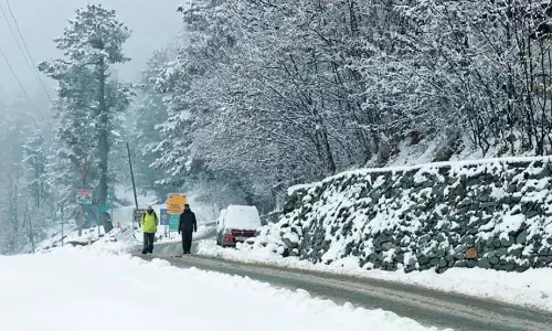 Kashmir के ऊंचे इलाकों में ताजा बर्फबारी Kashmir के ऊंचे इलाकों में ताजा बर्फबारी