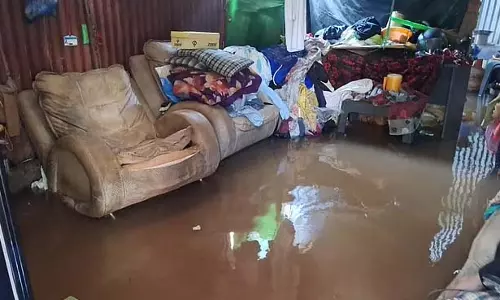 स्मार्ट सिटी की कथित लापरवाही के कारण आई बाढ़ से Bhatlem के निवासी नाराज स्मार्ट सिटी की कथित लापरवाही के कारण आई बाढ़ से Bhatlem के निवासी नाराज