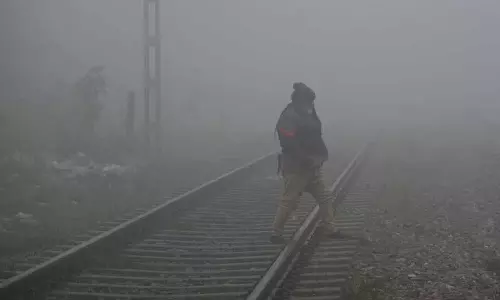Ludhiana: रेल की पटरियां पार कर पैदल यात्री अपनी जान जोखिम में डालते हैं