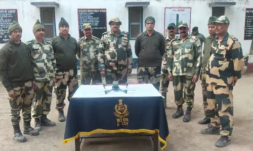BSF ने अमृतसर सीमा क्षेत्र में ड्रोन जब्त किया BSF ने अमृतसर सीमा क्षेत्र में ड्रोन जब्त किया