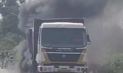 Tamil Nadu: ट्रक में अचानक आग लग गई Tamil Nadu: ट्रक में अचानक आग लग गई