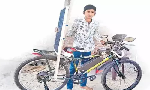 Telangana के 14 वर्षीय किशोर ने बनाई हाइब्रिड थ्री-इन-वन बाइक Telangana के 14 वर्षीय किशोर ने बनाई हाइब्रिड थ्री-इन-वन बाइक