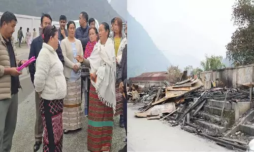 Arunachal के मंत्री दासंगलू पुल ने हयूलियांग बाजार में आग से प्रभावित Arunachal के मंत्री दासंगलू पुल ने हयूलियांग बाजार में आग से प्रभावित