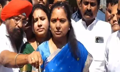 बीआरएस MLC Kavitha ने बीसी आरक्षण के साथ स्थानीय निकाय चुनाव कराने की मांग की