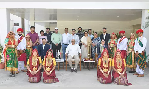 Gujarat: मुख्यमंत्री ने झांकी कलाकारों को तीसरा स्थान हासिल करने पर बधाई दी