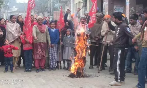 Ambedkar प्रतिमा तोड़े जाने के खिलाफ खेत मजदूरों का प्रदर्शन