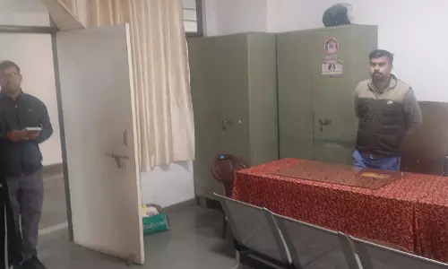 Alwar: जिला कलेक्टर ने किया कलेक्ट्रेट के विभिन्न विभागों का औचक निरीक्षण