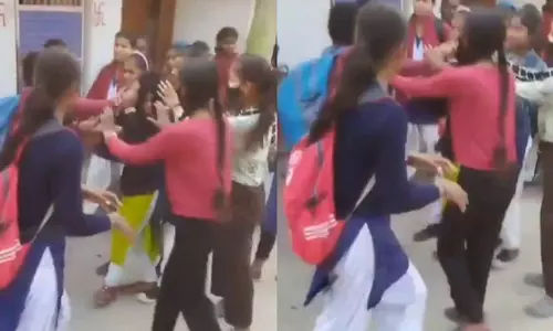 एक बॉयफ्रेंड के लिए आपस में भिड़ गई दो गर्लफ्रेंड, सरेआम हुई मारपीट