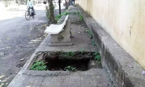 Footpath पर बने गड्ढे से 3,000 छात्रों की जान जोखिम में, सार्वजनिक सुरक्षा को लेकर चिंताएं