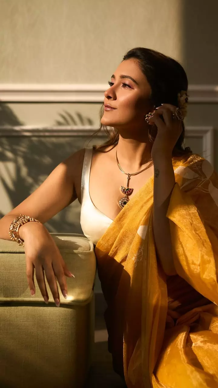 आस्था गिल नजर आई हॉट