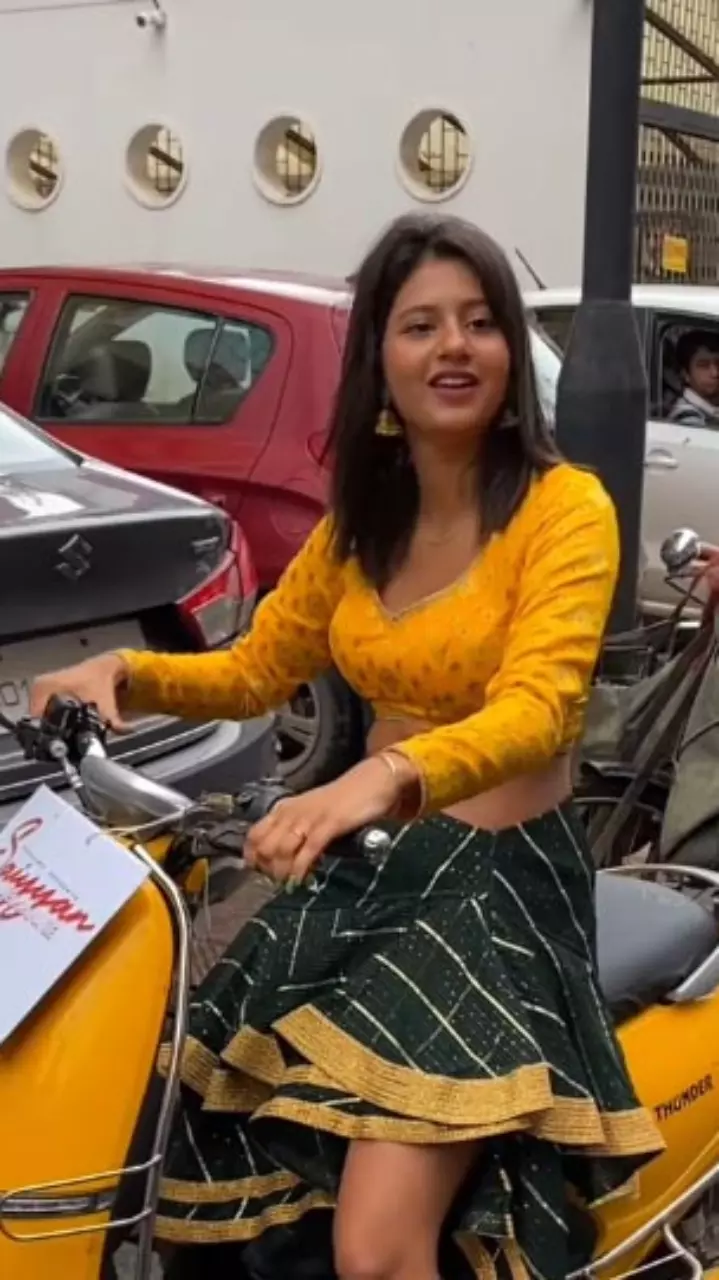 अंजलि अरोड़ा ने चलाई पीले रंग की स्कूटी