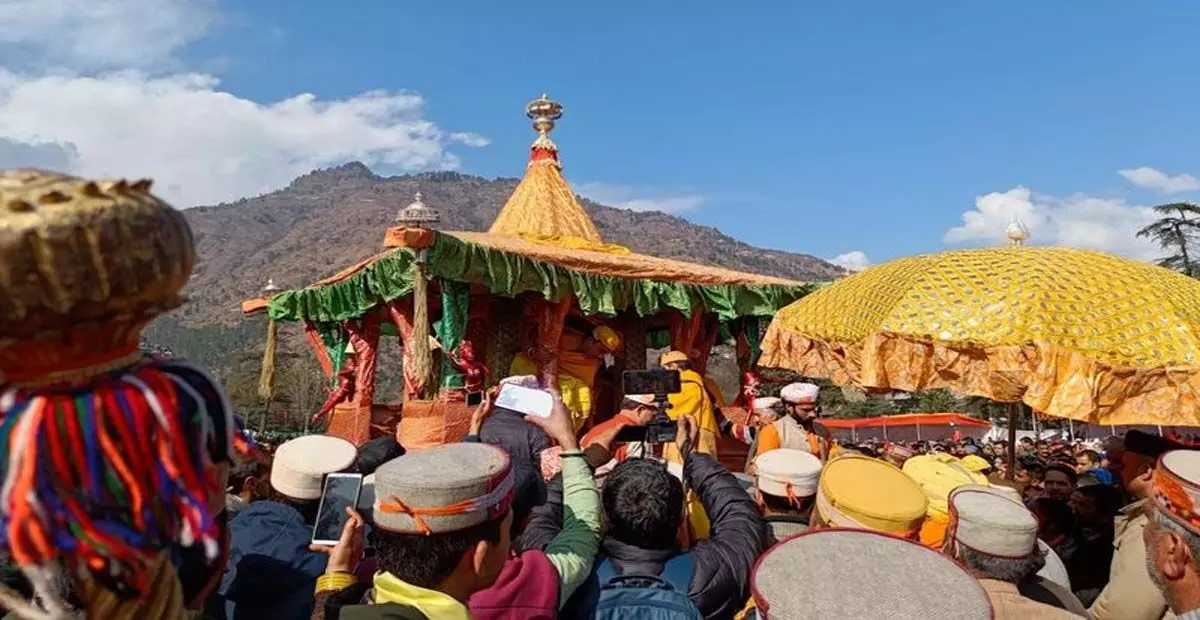 Himachal: कुल्लू में होली उत्सव की शुरुआत पर श्रद्धालुओं ने निकाली शोभायात्रा