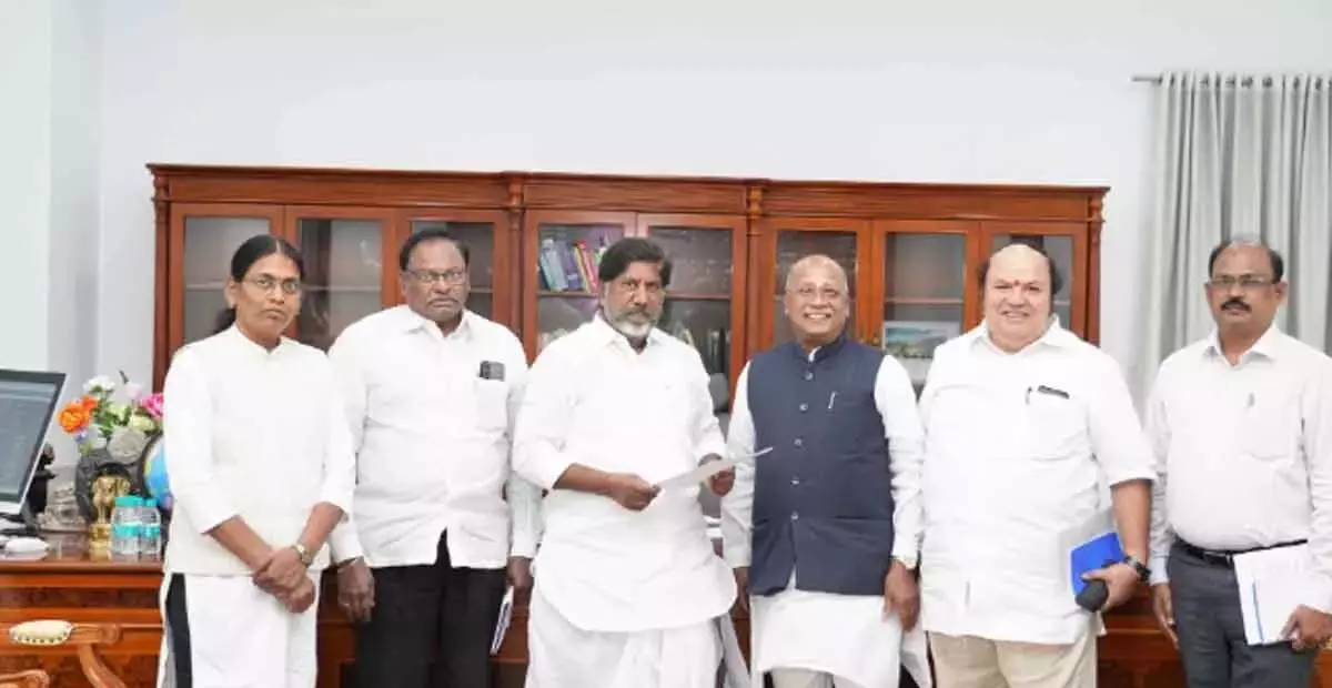 Telangana: बी.सी. आयोग ने उपमुख्यमंत्री के साथ बैठक की Telangana: बी.सी. आयोग ने उपमुख्यमंत्री के साथ बैठक की