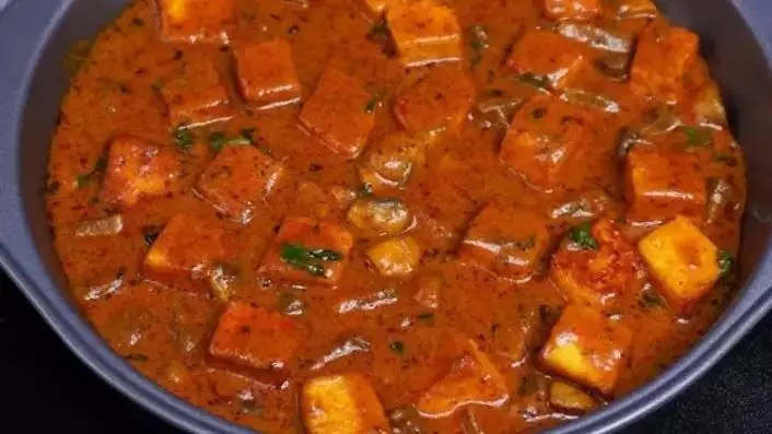 Mushroom Paneer Masala: वीकेंड पर परिवार के लिए बनाएं मशरूम पनीर मसाला