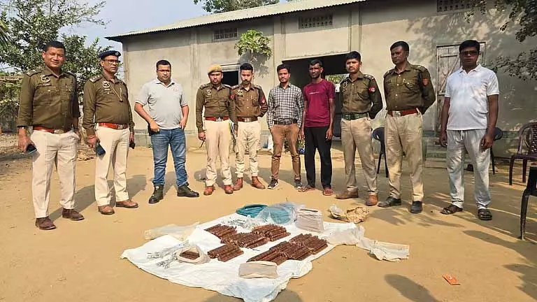 Assam : दक्षिण सलमारा मनकाचर में विस्फोटकों का भारी जखीरा जब्त Assam : दक्षिण सलमारा मनकाचर में विस्फोटकों का भारी जखीरा जब्त