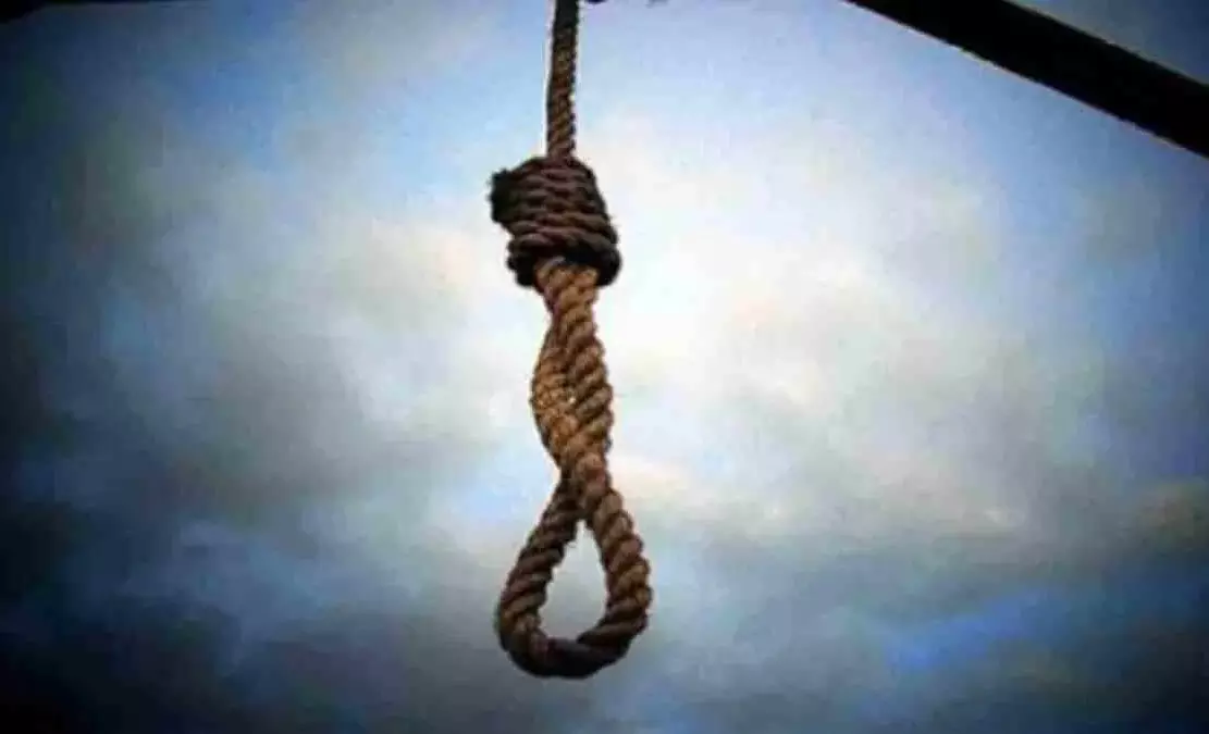 Kanpur: बेटे की शादी से 18 दिन पहले पिता ने फांसी लगाकर दी जान Kanpur: बेटे की शादी से 18 दिन पहले पिता ने फांसी लगाकर दी जान