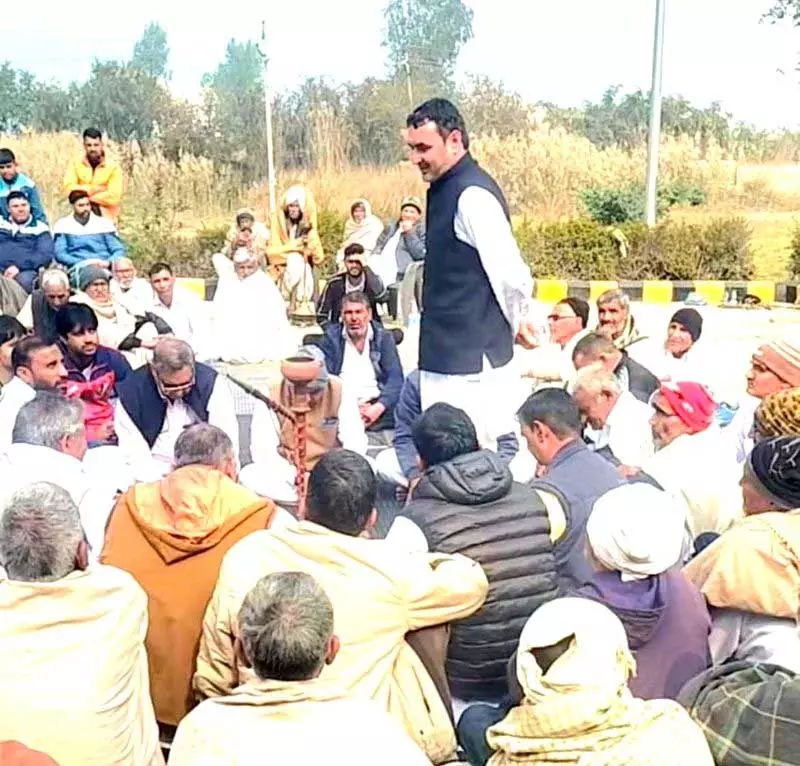 Haryana : पंचायत ने सदियों पुरानी परंपरा तोड़ी, शादियों को मंजूरी दी Haryana : पंचायत ने सदियों पुरानी परंपरा तोड़ी, शादियों को मंजूरी दी
