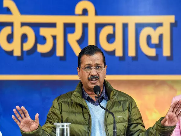 केजरीवाल ने Delhi Police पर आप के बवाना उम्मीदवार को धमकाने का आरोप लगाया