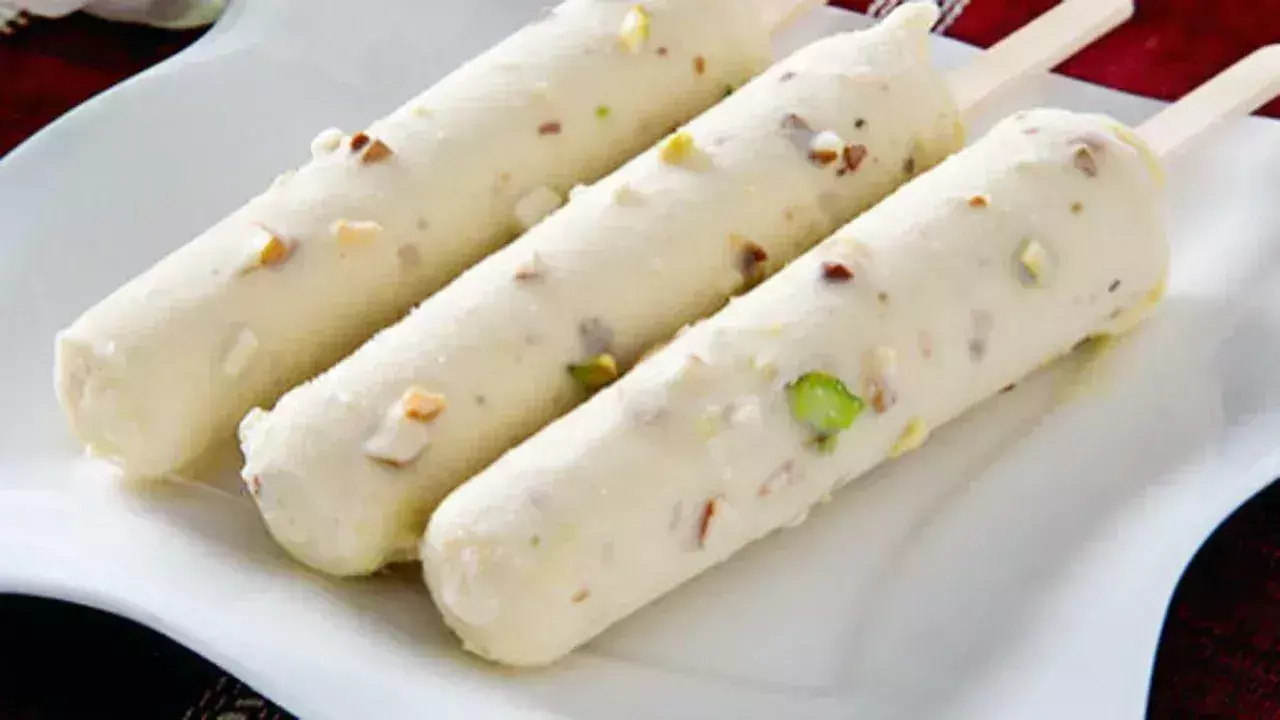 Malai Pista Kulfi गर्मी में ले ठंडी ठंडी कुल्फी का मजा