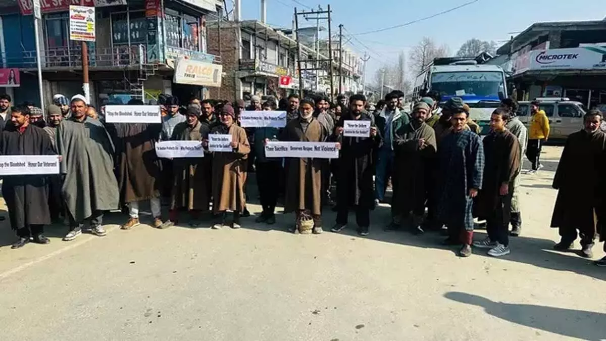 Kulgam: जानलेवा हमले के बाद छापेमारी, गिरफ्तारियां और विरोध प्रदर्शन