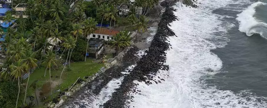 Kerala में केंद्र सरकार द्वारा राज्य के समुद्री तट पर खनन करने के निर्णय के खिलाफ विरोध प्रदर्शन