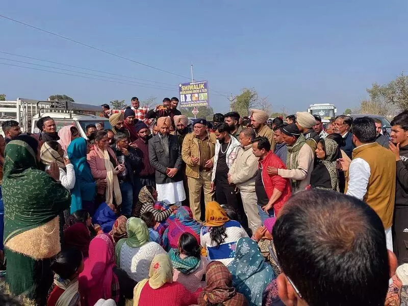 Talwara में पेट्रोल पंप कर्मचारियों की हत्या के विरोध में यातायात रोका गया