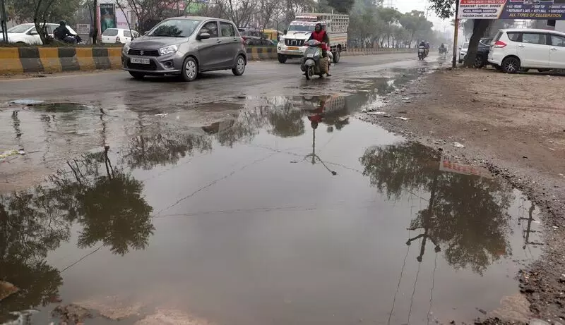 Maqsudan रोड पर ओवरफ्लो हो रहा सीवेज, स्वास्थ्य-यातायात के लिए खतरा