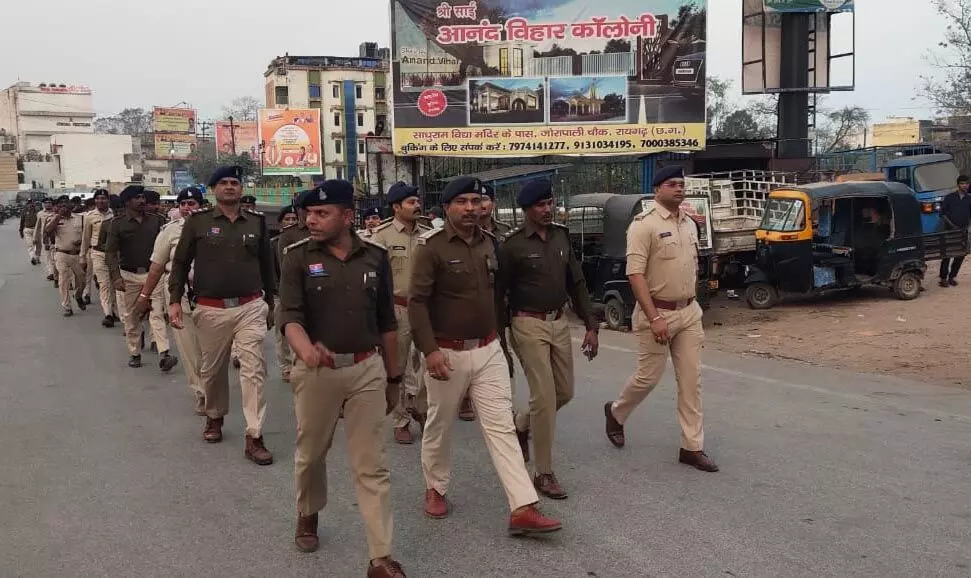 रायगढ़ में पुलिस ने निकाला फ्लैग मार्च