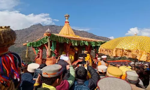 Himachal: कुल्लू में होली उत्सव की शुरुआत पर श्रद्धालुओं ने निकाली शोभायात्रा Himachal: कुल्लू में होली उत्सव की शुरुआत पर श्रद्धालुओं ने निकाली शोभायात्रा