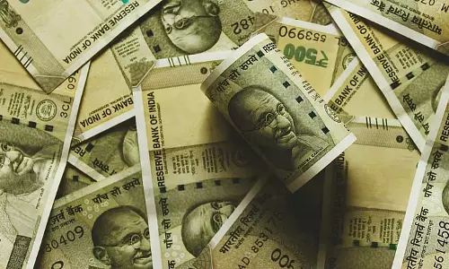 रुपया रिकॉर्ड निचले स्तर पर पहुंचा; RBI के समर्थन के बावजूद 87.18 डॉलर पर बंद