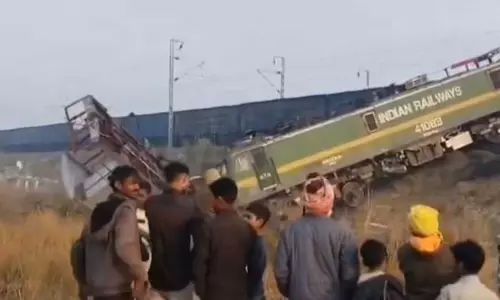बड़ा रेल हादसा टला, एक ही ट्रैक पर दो मालगाड़ियां आपस में भिड़ीं