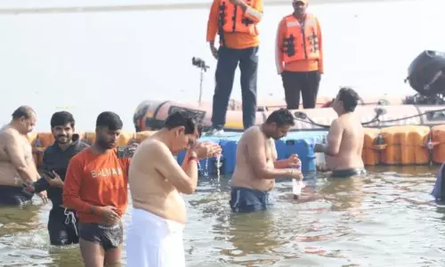 Prayagraj: ऊर्जा मंत्री ए.के. शर्मा ने त्रिवेणी के पवित्र संगम में आस्था की डुबकी लगाई Prayagraj: ऊर्जा मंत्री ए.के. शर्मा ने त्रिवेणी के पवित्र संगम में आस्था की डुबकी लगाई