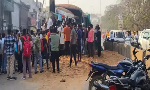 रेत लोड हाईवा ने खोया नियंत्रण, पोल से टकराई गाड़ी रेत लोड हाईवा ने खोया नियंत्रण, पोल से टकराई गाड़ी