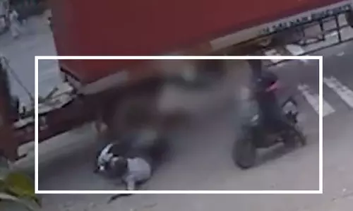 ट्रैफिक सिग्नल पर काल बनकर आया ट्रक, बाइक को चपेट में लिया, महिला की दर्दनाक मौत