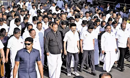 Tamil Nadu: तमिलनाडु के मुख्यमंत्री स्टालिन, नेताओं ने अन्नादुरई को पुष्पांजलि अर्पित की Tamil Nadu: तमिलनाडु के मुख्यमंत्री स्टालिन, नेताओं ने अन्नादुरई को पुष्पांजलि अर्पित की