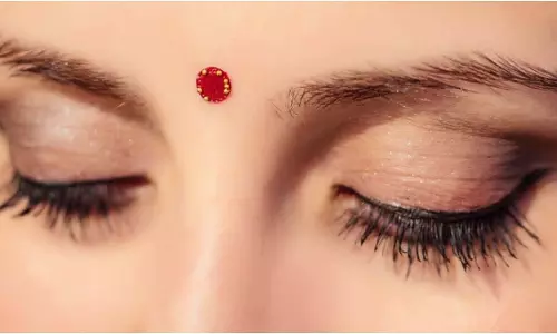 पति-पत्नी के रिश्ते में खटास बिंदी लगाने को लेकर, तलाक तक पहुंची बात